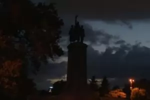Светлините край съветските паметници бяха угасени символично