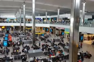 Летищата във Великобритания смекчават ограниченията за ръчен багаж