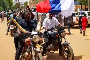 Руски знамена се развяват по улиците на Нигер