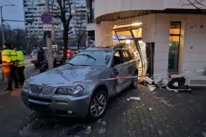 Кола се вряза в магазин в София и рани клиенти