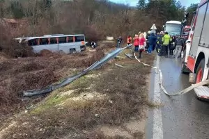 Автобус с гръцки туристи катастрофира тежко на пътя Русе-Бяла