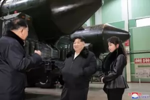 Украйна показа останки от севернокорейска ракета 