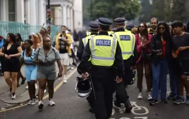 Карнавал в Лондон завърши с ранени и стотици арестувани 