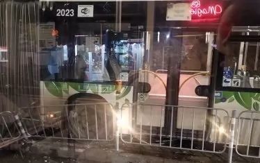 Автобус 94 блъсна в София жена и дипломатическа кола 