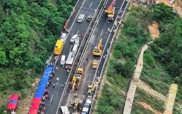 Поне 19 души загинаха при срутване на магистрала в Китай
